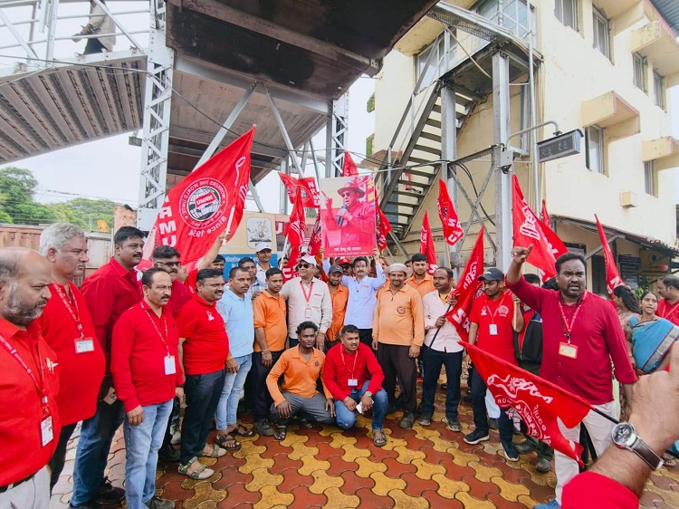 दिनांक 14.08.2026 को  NRMU के महामंत्री कॉम. वेणु पी. नायर साहब ने  देहू रोड शाखा- पुणे, का दौरा किया।