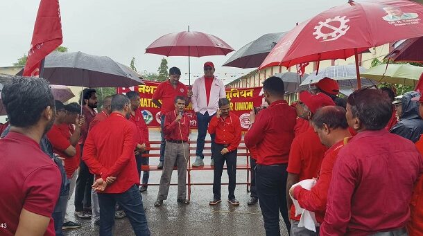 महामंत्री कॉम वेणू पी नायर साहेबांच्या मार्गदर्शनाखाली दिनांक ०४.०८.२०२६ रोजी रतनागिरी, कोंकण रेल्वे येथे सामूहिक रजा अंदोलना संभदीतं भर पावसात सभा पार पडली.