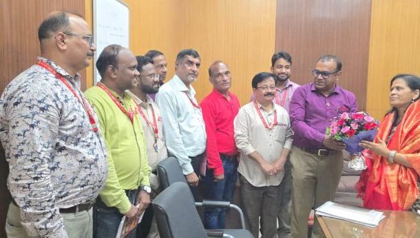ON 28TH JULY 2026, THE NRMU DELEGATION, LED BY GENERAL SECRETARY, COM. VENU P. NAIR, WARMLY WELCOMED SMT. PRAMILA SINGH, THE NEWLY APPOINTED CHIEF PERSONNEL OFFICER (GENERAL), CENTRAL RAILWAY, WHO ASSUMED CHARGE THE PREVIOUS DAY.