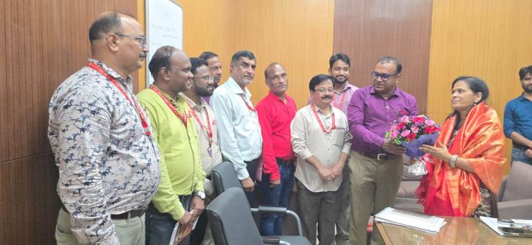 ON 28TH JULY 2026, THE NRMU DELEGATION, LED BY GENERAL SECRETARY, COM. VENU P. NAIR, WARMLY WELCOMED SMT. PRAMILA SINGH, THE NEWLY APPOINTED CHIEF PERSONNEL OFFICER (GENERAL), CENTRAL RAILWAY, WHO ASSUMED CHARGE THE PREVIOUS DAY.