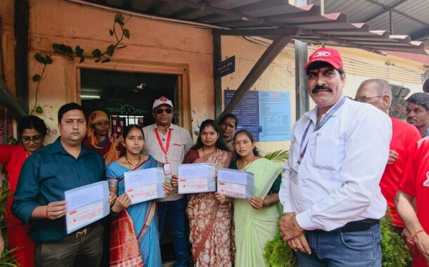दिनांक 14.08.2026 को  NRMU के महामंत्री कॉम. वेणु पी. नायर साहब ने  देहू रोड शाखा- पुणे में दिवंगत कामरेड हुईं श्रीमती अंजली डी. कसबे जी, जिनकी ड्यूटी के दौरान दुखद रूप से मौत हुई थी, उनके  परिवार से मिलकर सांत्वना करते हुए दिवंगत कामरेड हुईं श्रीमती अंजली डी. कसबे जी पर जो ECC सोसाइटी का बकाया ऋण माफ़ कर उनके नामांकित सदस्यों को सहायता राशि का चेक प्रदान किया गया।