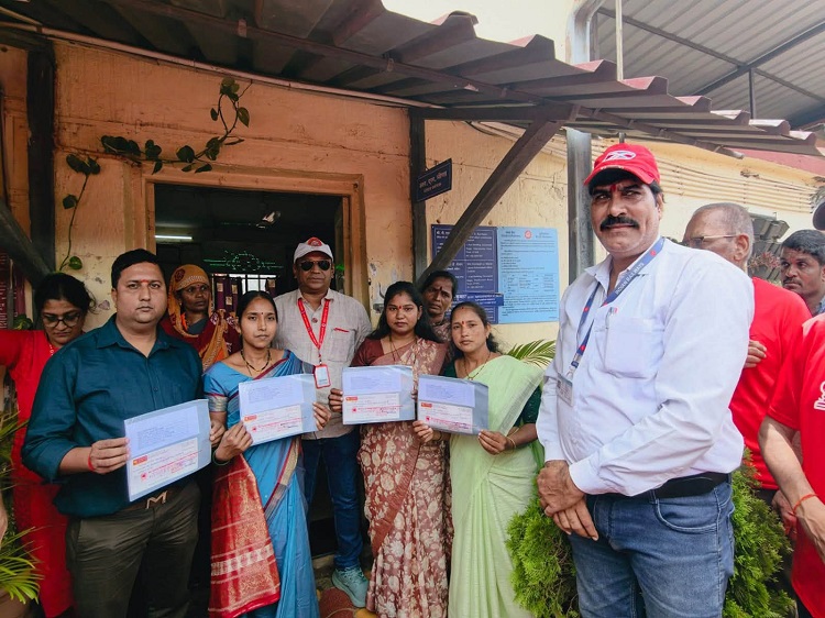 दिनांक 14.08.2026 को  NRMU के महामंत्री कॉम. वेणु पी. नायर साहब ने  देहू रोड शाखा- पुणे में दिवंगत कामरेड हुईं श्रीमती अंजली डी. कसबे जी, जिनकी ड्यूटी के दौरान दुखद रूप से मौत हुई थी, उनके  परिवार से मिलकर सांत्वना करते हुए दिवंगत कामरेड हुईं श्रीमती अंजली डी. कसबे जी पर जो ECC सोसाइटी का बकाया ऋण माफ़ कर उनके नामांकित सदस्यों को सहायता राशि का चेक प्रदान किया गया।