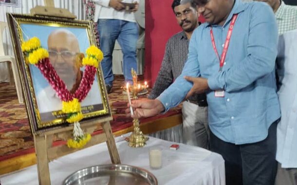 आज, २१ जुलै २०२६ रोजी, वेस्टर्न रेल्वे एम्प्लॉईज युनियनतर्फे दिवंगत कॉम्रेड विकास गुप्ते यांच्या स्मृतिप्रीत्यर्थ आयोजित शोकसभा अत्यंत भावपूर्ण वातावरणात संपन्न झाली। नॅशनल रेल्वे मजूर युनियन, एचएमएस आणि एआयआरएफच्या वतीने त्यांना भावपूर्ण श्रद्धांजली अर्पण करण्यात आली.