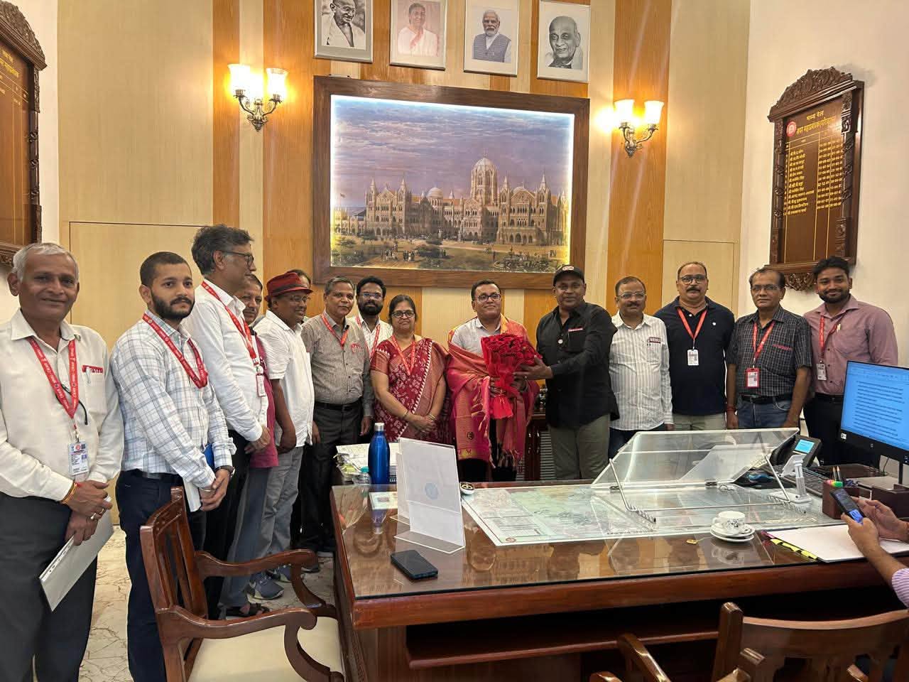 ON THE EVE OF THEIR SUPERANNUATION ON 30TH SEPTEMBER 2026, A DELEGATION OF NRMU (CR/KR), LED BY GENERAL SECRETARY COM. VENU P. NAIR AND PRESIDENT COM. KAMAKSHI BAGALWADIKAR, ALONG WITH HQ & DIVISIONAL OFFICE BEARERS, WCMS AND YOUNG ACTIVISTS, PAID A WARM COURTESY VISIT TO AGM/C.RLY SHRI GOSWAMY AND PCE/C.RLY SHRI MATHUR.