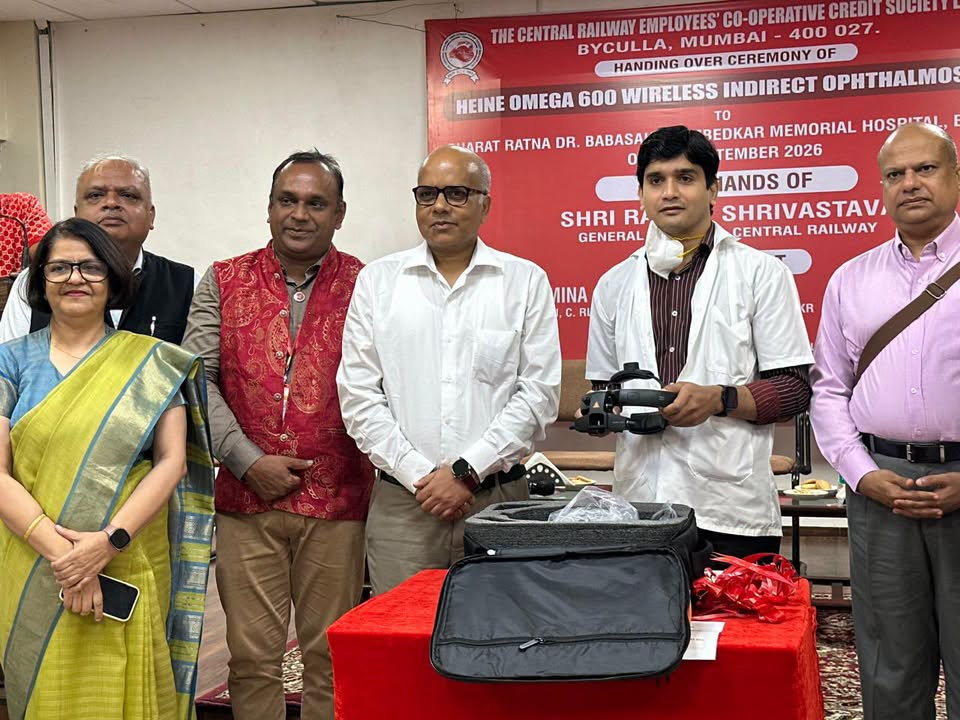 दिनांक 09 सितंबर 2026 को द सेंट्रल रेलवे एम्प्लॉइज’ को-ऑपरेटिव क्रेडिट सोसाइटी लिमिटेड, भायकला , मुंबई द्वारा भारत रत्न डॉ. बाबासाहेब आंबेडकर मेमोरियल रेलवे अस्पताल, भायकला में HEINE OMEGA 600 Wireless Indirect Ophthalmoscope प्रदान करने हेतु हैंडिंग ओवर समारोह का आयोजन किया गया।
