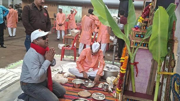 दशहरा के शुभ एवं पावन अवसर पर माटुंगा कारखाना के व्हील शॉप में आयोजित श्री सत्यनारायण महापूजा के दर्शन हेतु नेशनल रेलवे मजदूर यूनियन (NRMU) के महामंत्री आदरणीय कॉमरेड वेणु पी. नायर जी उपस्थित रहे।