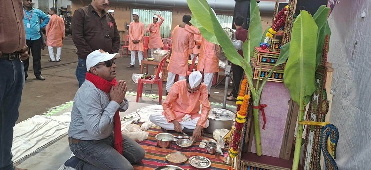 दशहरा के शुभ एवं पावन अवसर पर माटुंगा कारखाना के व्हील शॉप में आयोजित श्री सत्यनारायण महापूजा के दर्शन हेतु नेशनल रेलवे मजदूर यूनियन (NRMU) के महामंत्री आदरणीय कॉमरेड वेणु पी. नायर जी उपस्थित रहे।