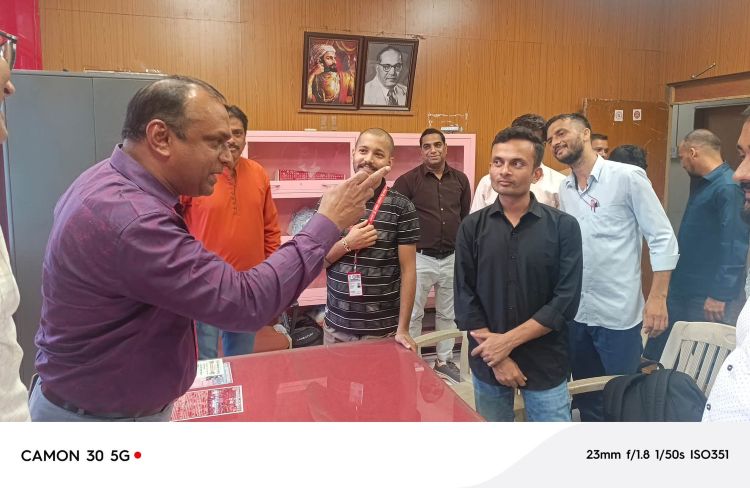 आज दिनांक 04.09.2026को  अकाउंट्स क्लर्क प्रमोशन के मुद्दे पर कामरेड वेणु पी. नायर जी, महामंत्री, NRMU ने कर्मचारियों के साथ विस्तार से चर्चा की।