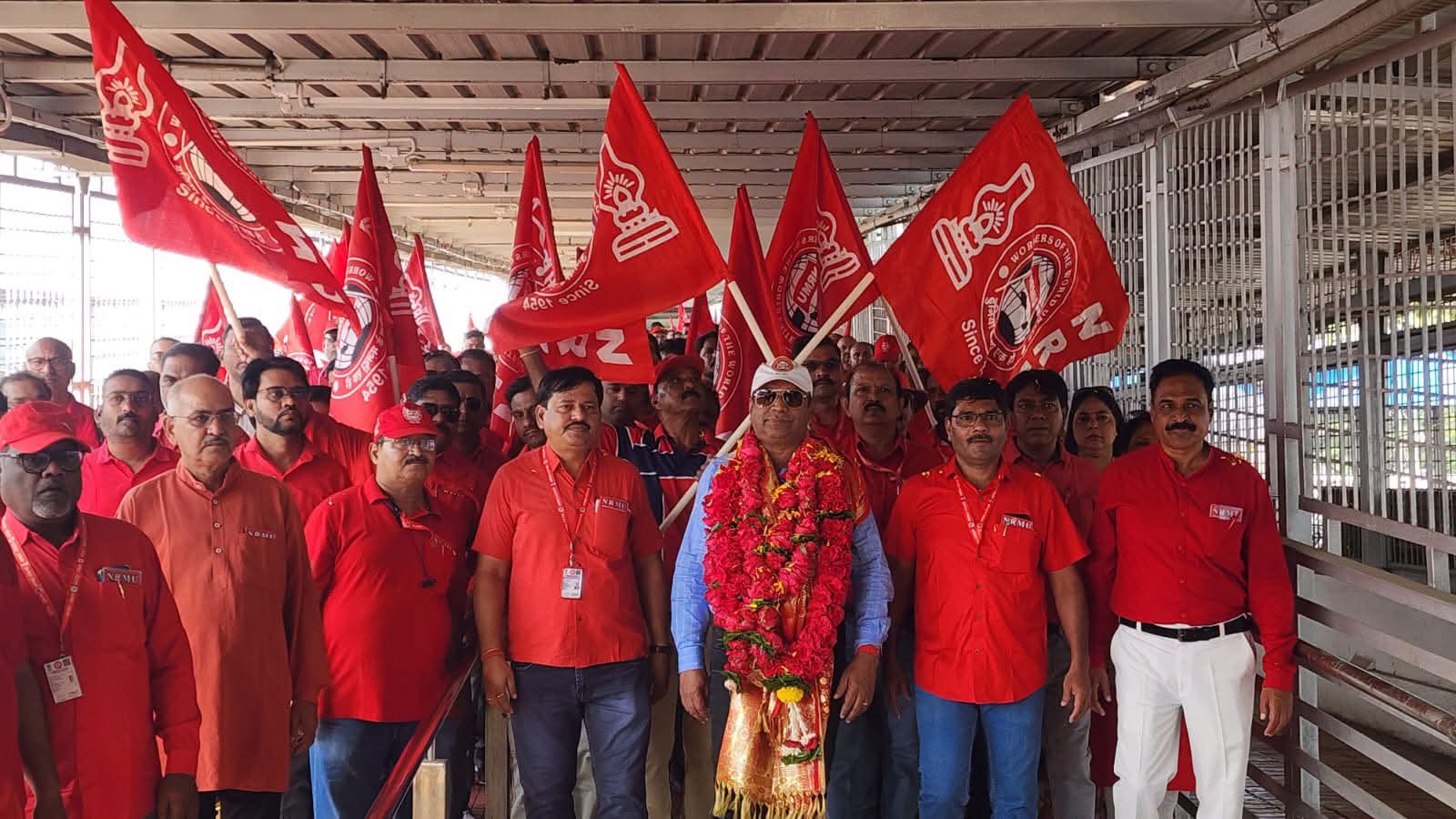 भुसावल स्टेशन पर 15 अक्टूबर 2026 को महामंत्री कॉमरेड वेणु पी. नायर जी का ढोल-ताशों के साथ भव्य स्वागत!