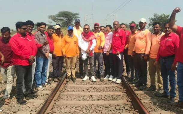 नॅशनल रेल्वे मजदूर यूनियन, मध्य रेल्वे/कोंकण रेल्वे के महामंत्री आदरणीय कॉ. वेणु पी. नायर जी के मनमाड दौरे के दौरान SSE/P.WAY मनमाड के अधीन यूनिट नंबर 6 के ट्रैकमैन साथियों से उनके कार्यस्थल पर आत्मीय भेंट हुई।