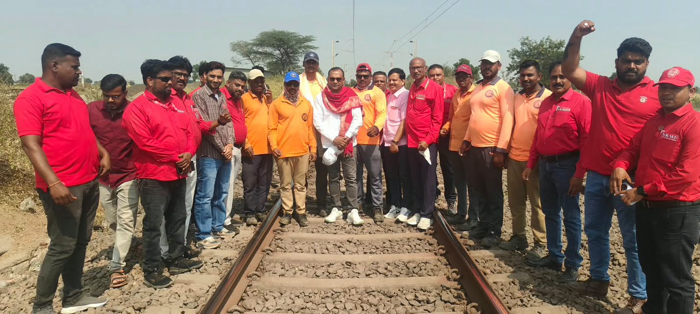 नॅशनल रेल्वे मजदूर यूनियन, मध्य रेल्वे/कोंकण रेल्वे के महामंत्री आदरणीय कॉ. वेणु पी. नायर जी के मनमाड दौरे के दौरान SSE/P.WAY मनमाड के अधीन यूनिट नंबर 6 के ट्रैकमैन साथियों से उनके कार्यस्थल पर आत्मीय भेंट हुई।