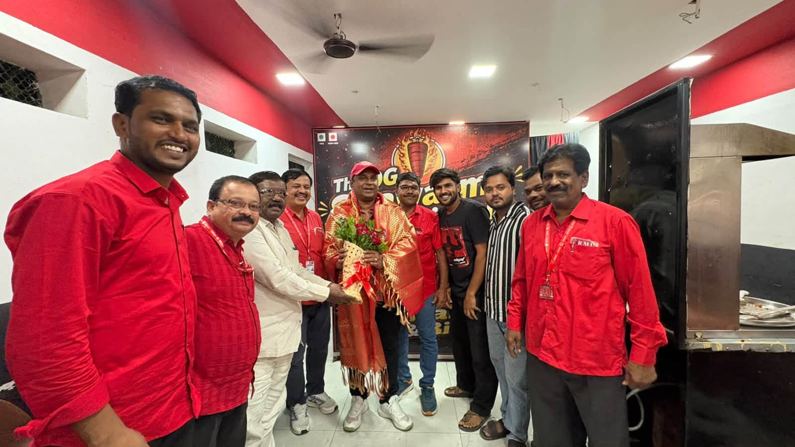 दिनांक 15 अक्टूबर 2026 को आदरणीय महामंत्री कॉमरेड वेणु पी. नायर जी ने भुसावल में NRMU के पूर्व मंडल सचिव (EX-DS) कॉमरेड आर. आर. निकम जी के सुपुत्र के होटल पर सद्भावनापूर्ण भेंट की।