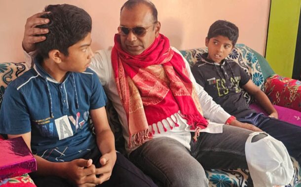 आज दिनांक 16 अक्टूबर 2026 को नॅशनल रेल्वे मजदूर यूनियन, मध्य रेल्वे/कोंकण रेल्वे के महामंत्री आदरणीय कॉ. वेणु पी. नायर जी ने लासलगाव में ऑन ड्यूटी शहीद हुए हमारे दिवंगत साथियों के परिवारों से आत्मीय भेंट की।