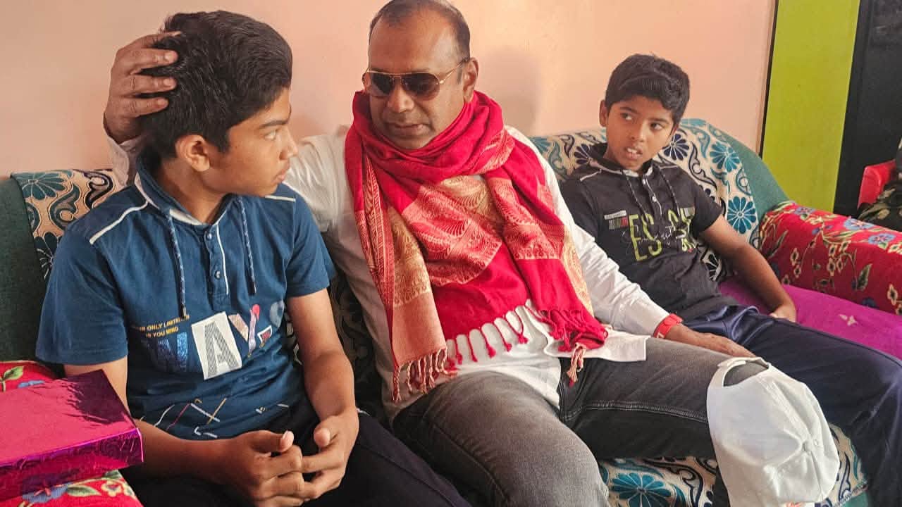 आज दिनांक 16 अक्टूबर 2026 को नॅशनल रेल्वे मजदूर यूनियन, मध्य रेल्वे/कोंकण रेल्वे के महामंत्री आदरणीय कॉ. वेणु पी. नायर जी ने लासलगाव में ऑन ड्यूटी शहीद हुए हमारे दिवंगत साथियों के परिवारों से आत्मीय भेंट की।